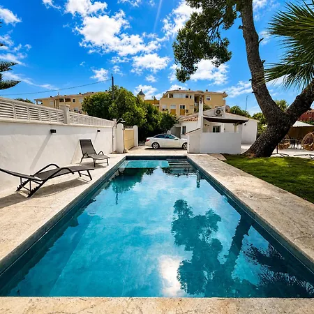 Con Piscina En Les Marines, Hébergement de vacances